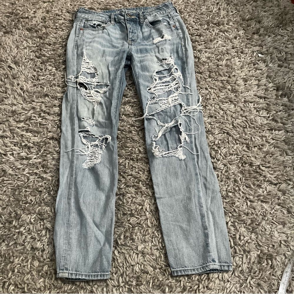 american eagle distressed tomgirl jeans size 4 regular